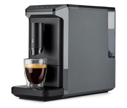 La machine à café «
Esperto mini
» remplit une tasse de café.