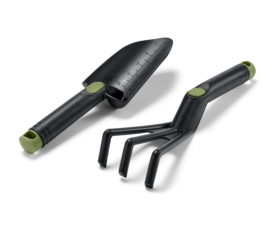 Une pelle et un râteau noirs du kit d'outils de jardinage.