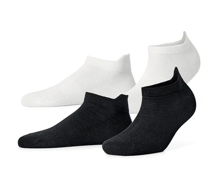 Deux paires de socquettes de sport en noir et blanc.