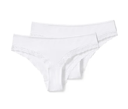 Deux slips brésiliens blancs avec de la dentelle.