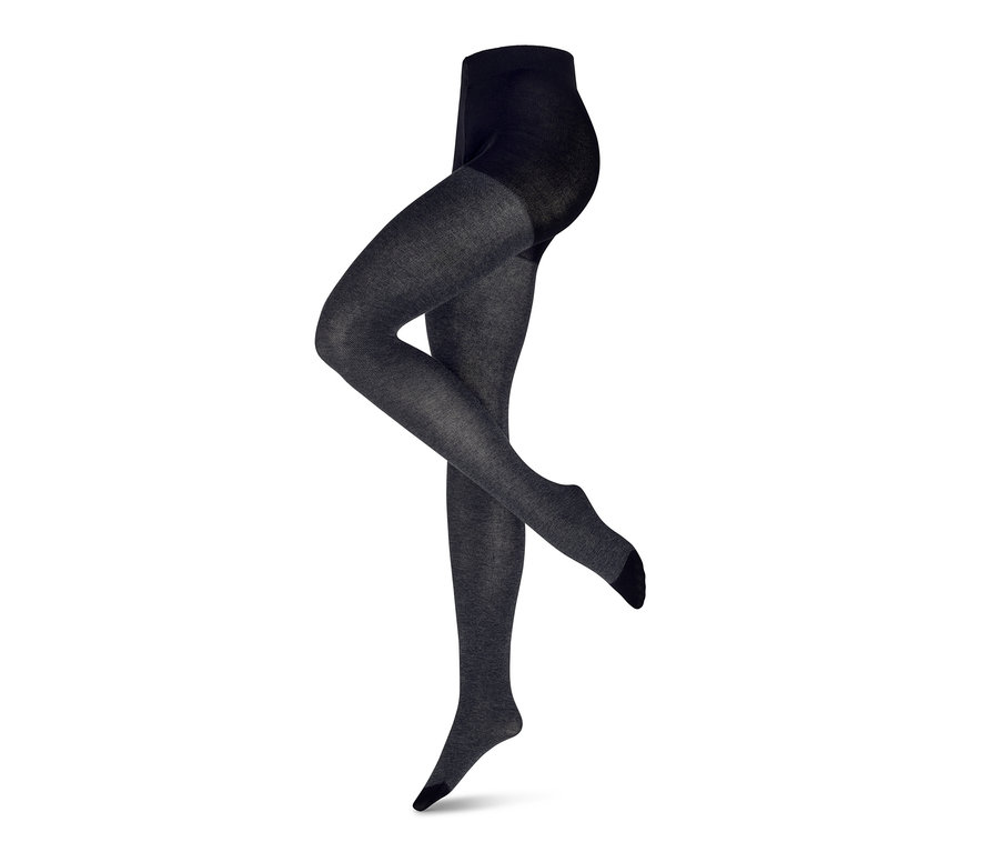 Jambes de mannequin portant des collants structurés.