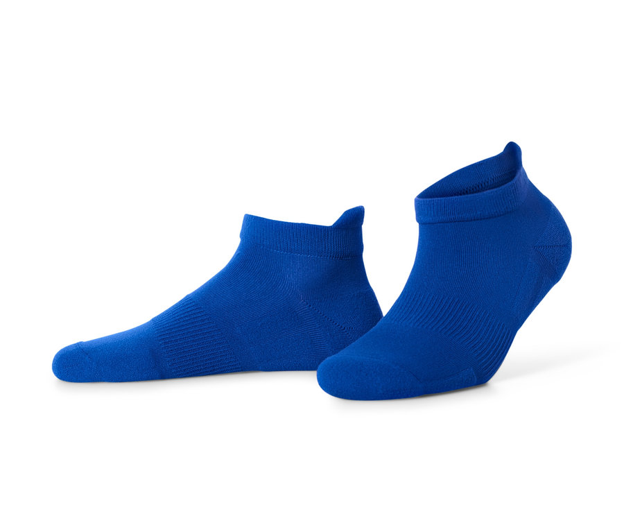 Deux chaussettes de course unisexes bleues.