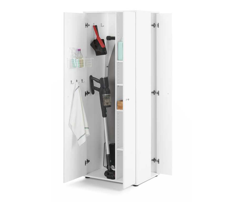 Armoire universelle ouverte avec espace de rangement latéral, contenant un aspirateur, un balai et des produits de nettoyage.
