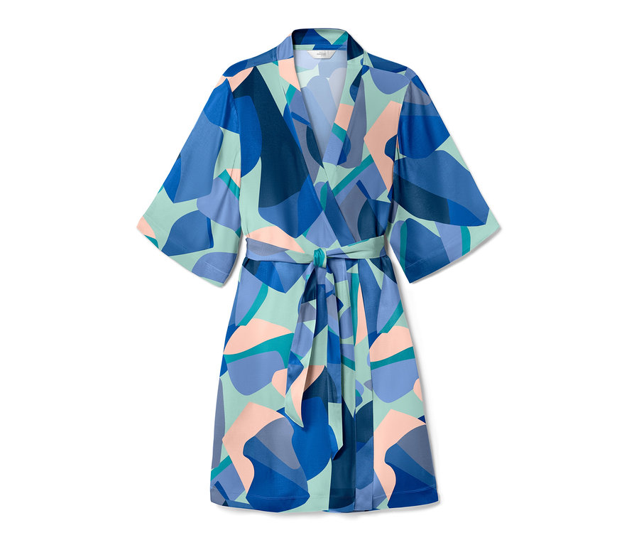 Robe de chambre bleue à motifs géométriques.