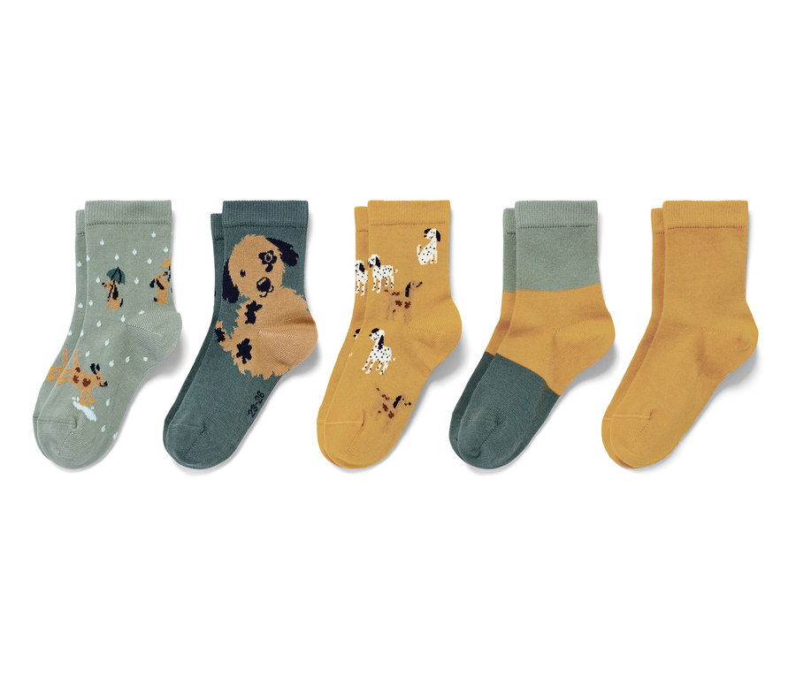 Cinq paires de chaussettes pour enfant, vert/jaune, avec différents motifs.