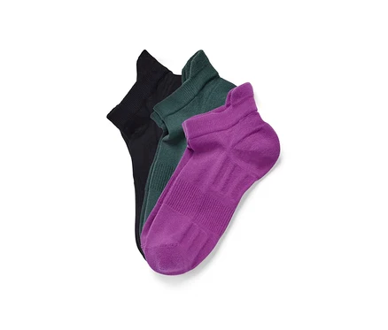 Trois paires de chaussettes de course professionnelles rose baie, vertes et noires.