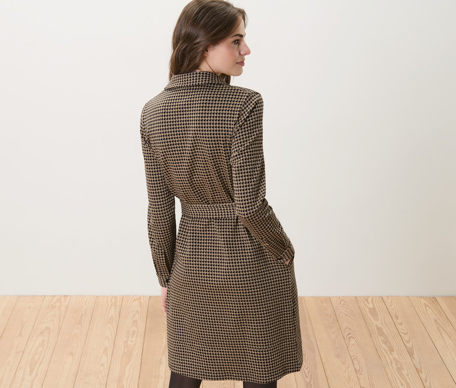Femme portant une robe en sweat à jacquard pied-de-poule.