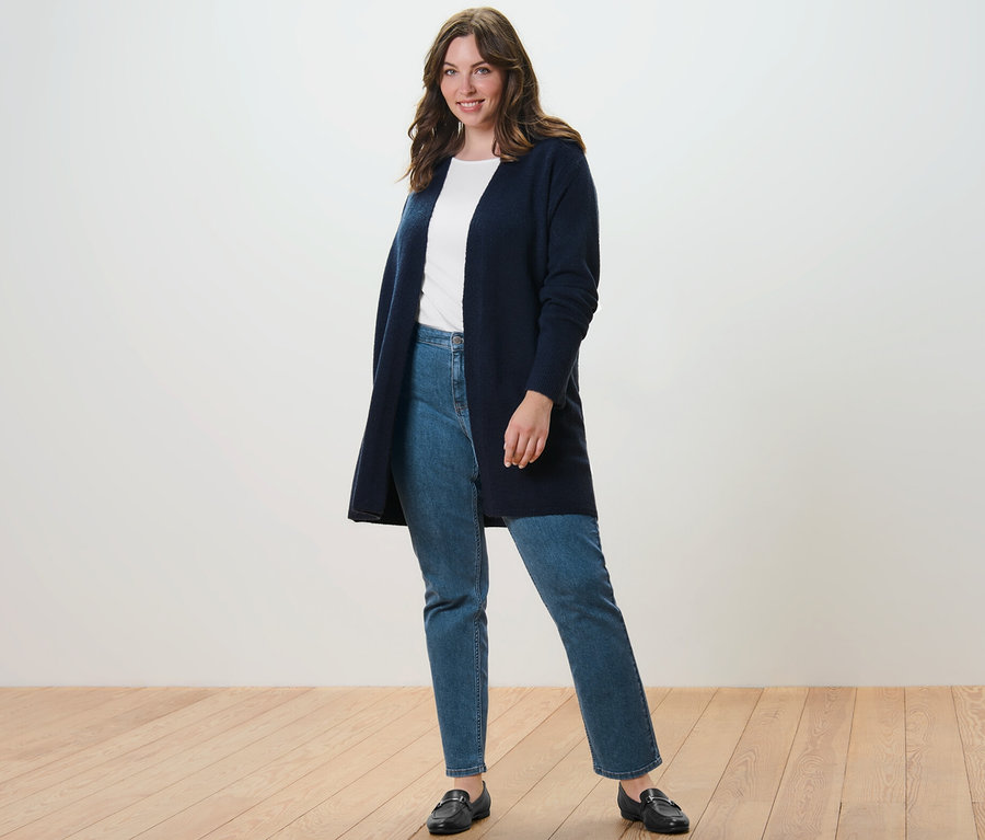Une femme portant un cardigan long ouvert, un T-shirt manches 3/4 blanc et un jean droit – Fit « Juna ».