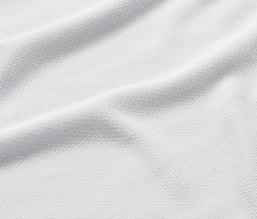 Gros plan d'une blouse structurée blanche.