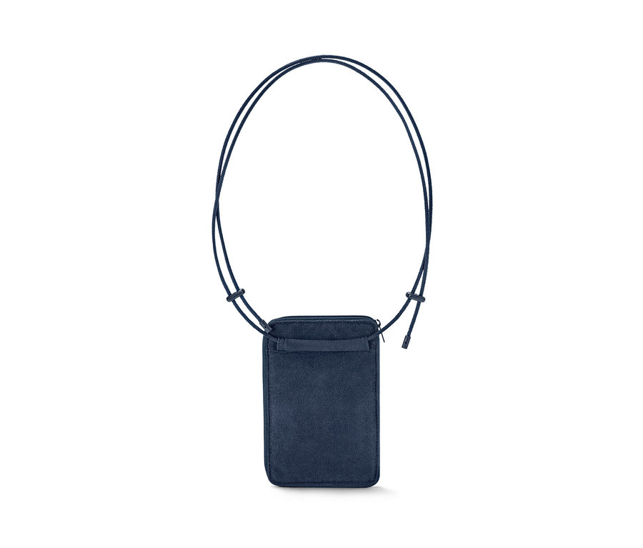 Gros plan d'une pochette de poitrine de sécurité bleue avec un cordon noir.