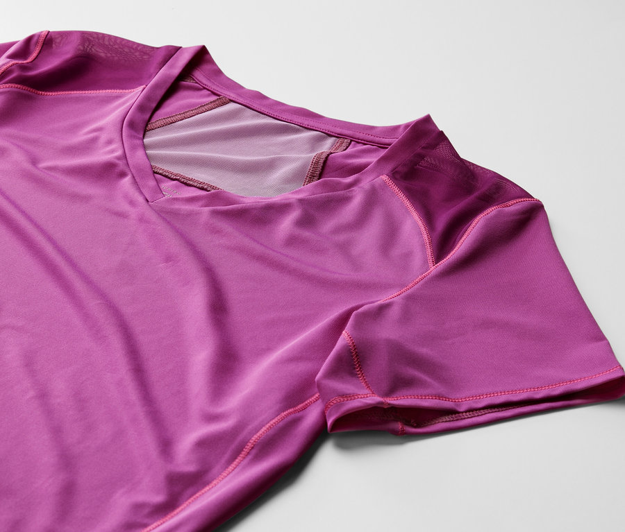 T-shirt de sport violet à manches courtes.