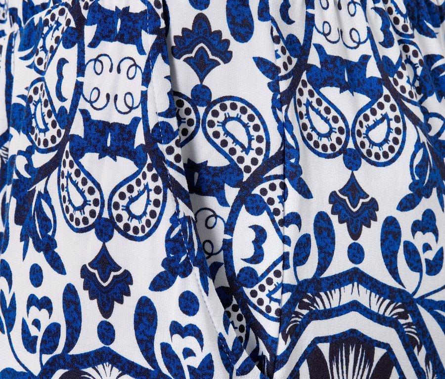 Gros plan sur un pantalon palazzo imprimé.