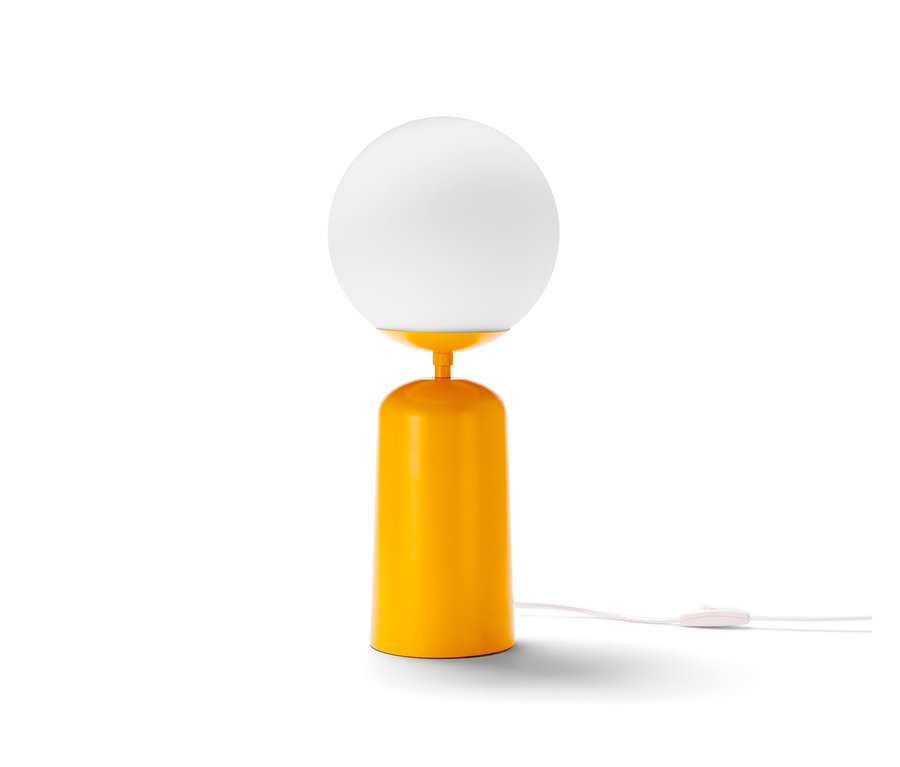 Lampe de table jaune avec globe en verre.