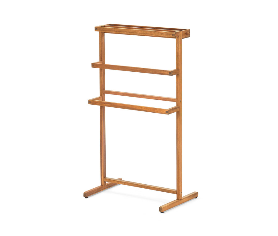Un valet de nuit en bois marron avec trois barres.