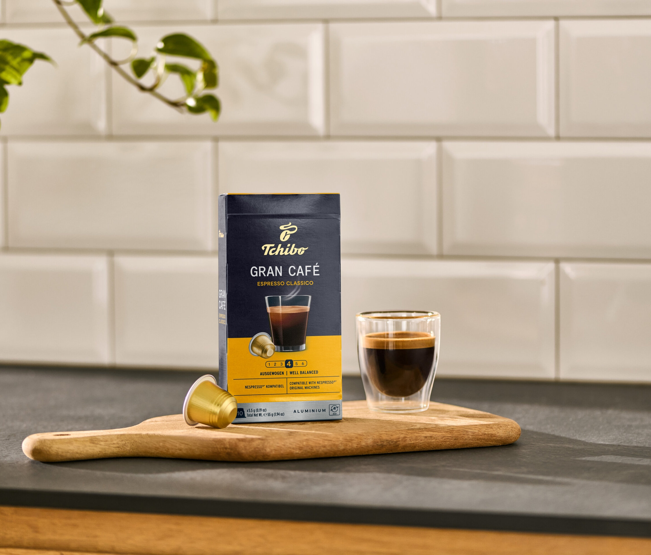 Un paquet et une tasse de Gran Café Espresso Classico sont posés sur une planche en bois.