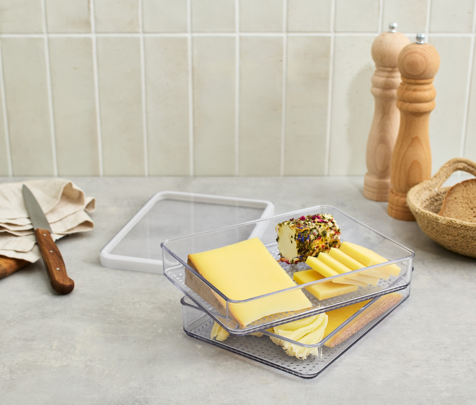 Boîte à viande avec fromages et charcuteries sur une table.