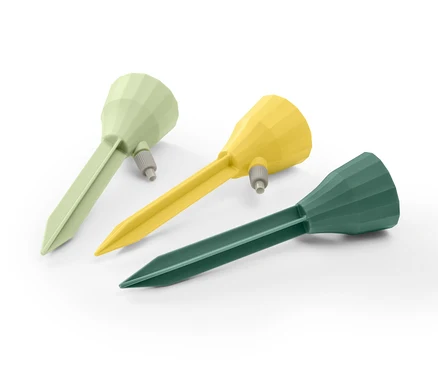 Trois bâtons d’irrigation automatiques en vert, jaune et vert foncé.