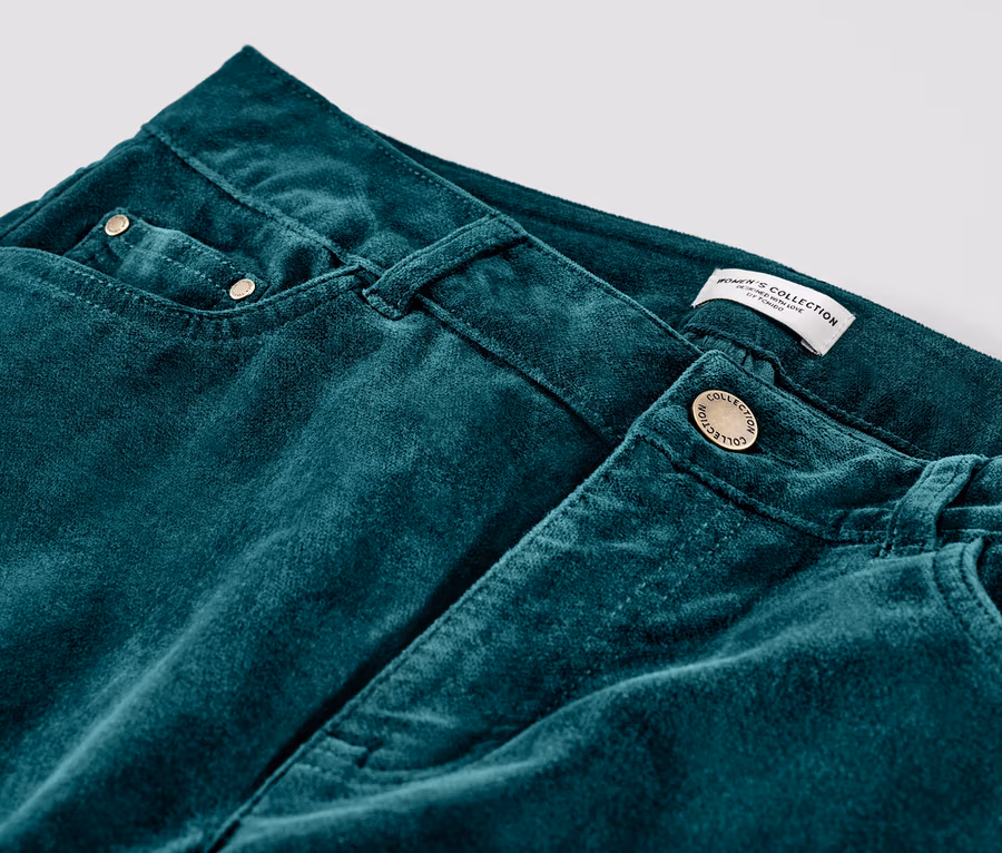 Détail d'un pantalon en velours pétrole.