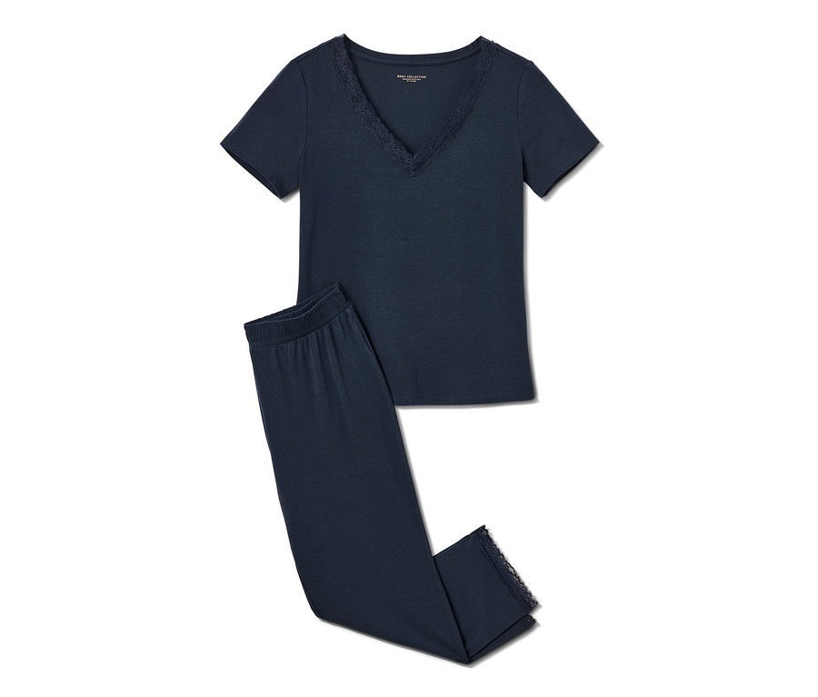 Pyjama bleu foncé avec dentelle.