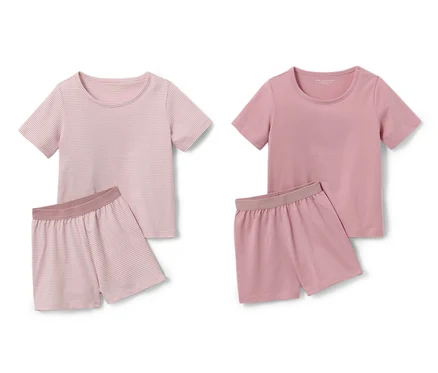 Deux pyjamas courts pour enfant, chacun composé d'un t-shirt et d'un short dans les tons roses, un pyjama est rayé.