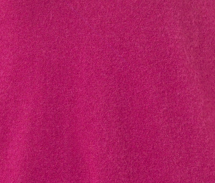 Gros plan d'un pull en maille fine avec du cachemire, coloris berry.