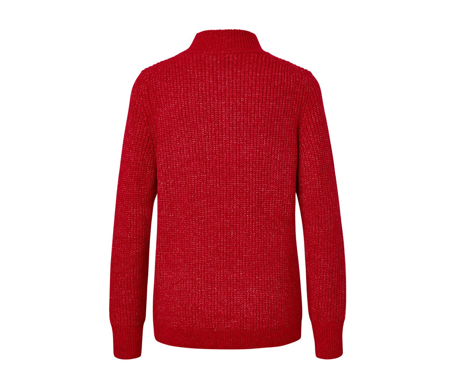 Vue détaillée de l'arrière d'un pull rouge en grosse maille à motif torsadé.