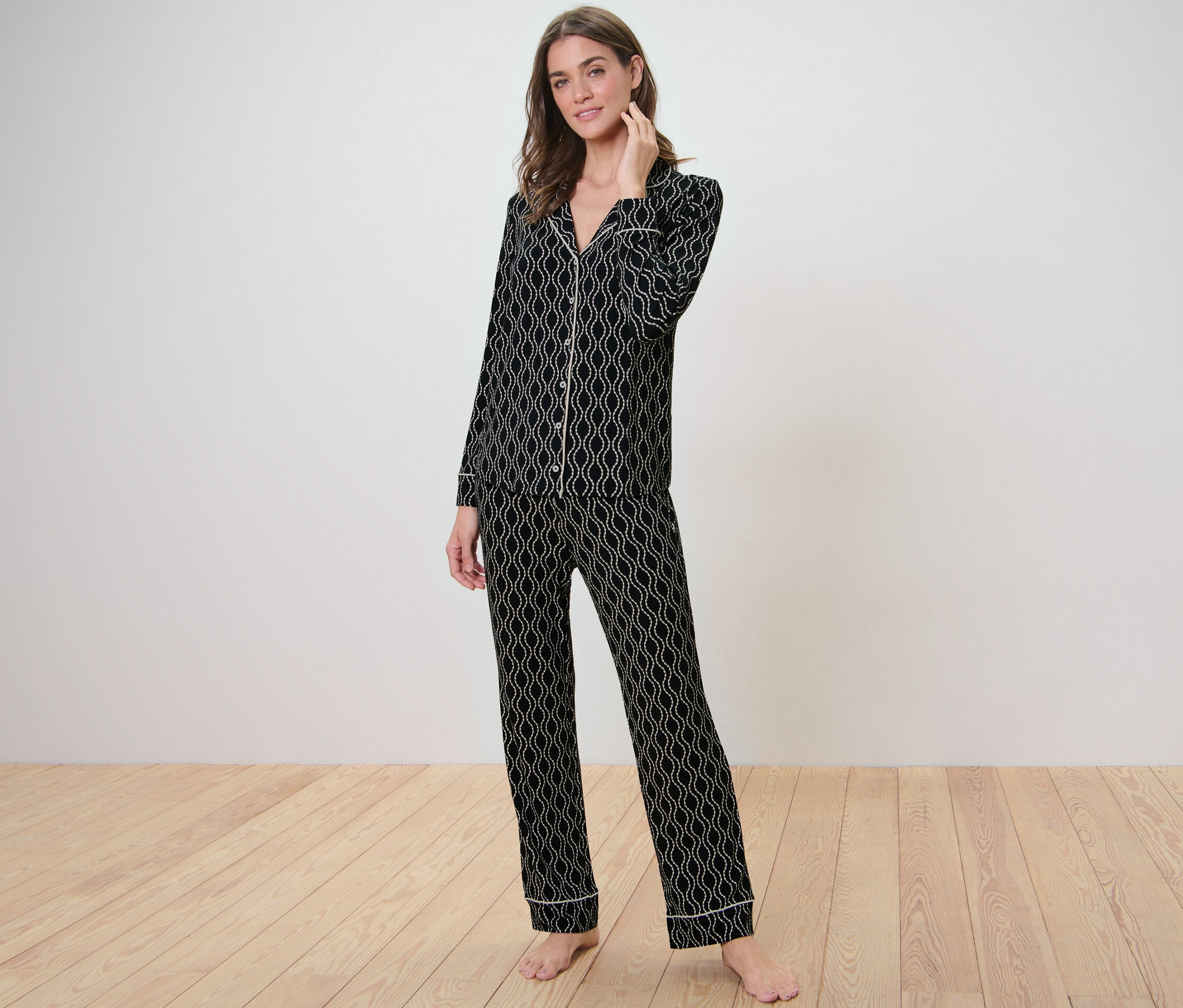 Femme posant dans un pyjama imprimé intégral.