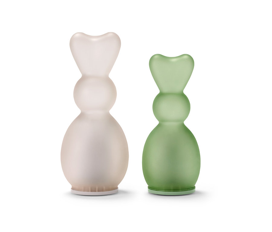 Deux lapins à LED, un blanc et un vert, se tiennent côte à côte.