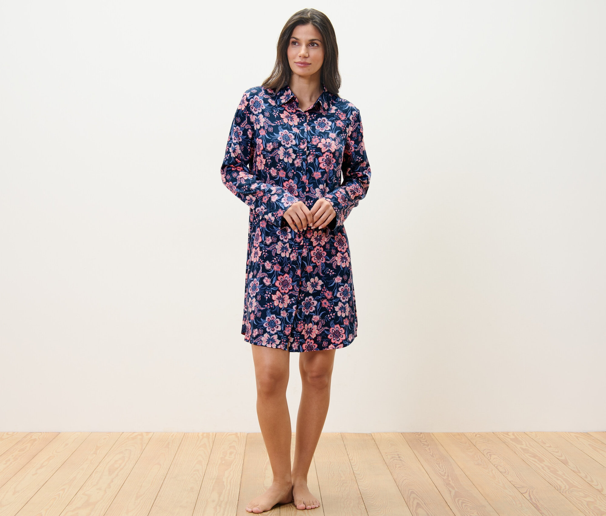 Une femme debout portant une chemise de nuit tissée.