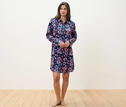 Une femme debout portant une chemise de nuit tissée.