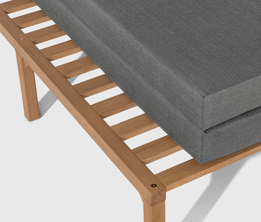 Gros plan sur la chaise de plage Lounge « Tinus » avec repose-pieds extensible.