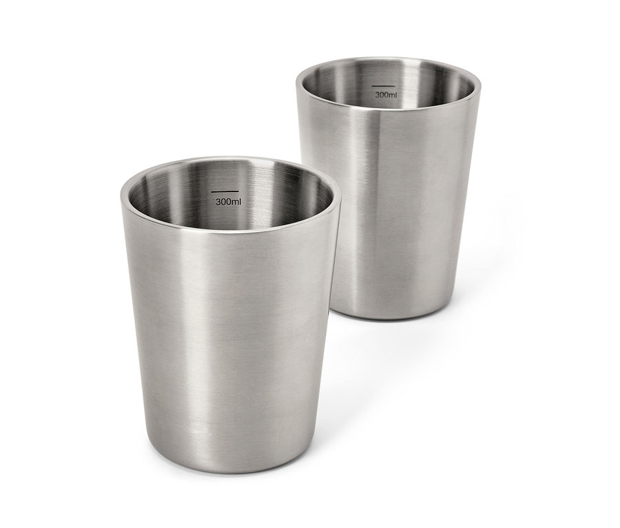 Deux gobelets de camping en acier inoxydable.