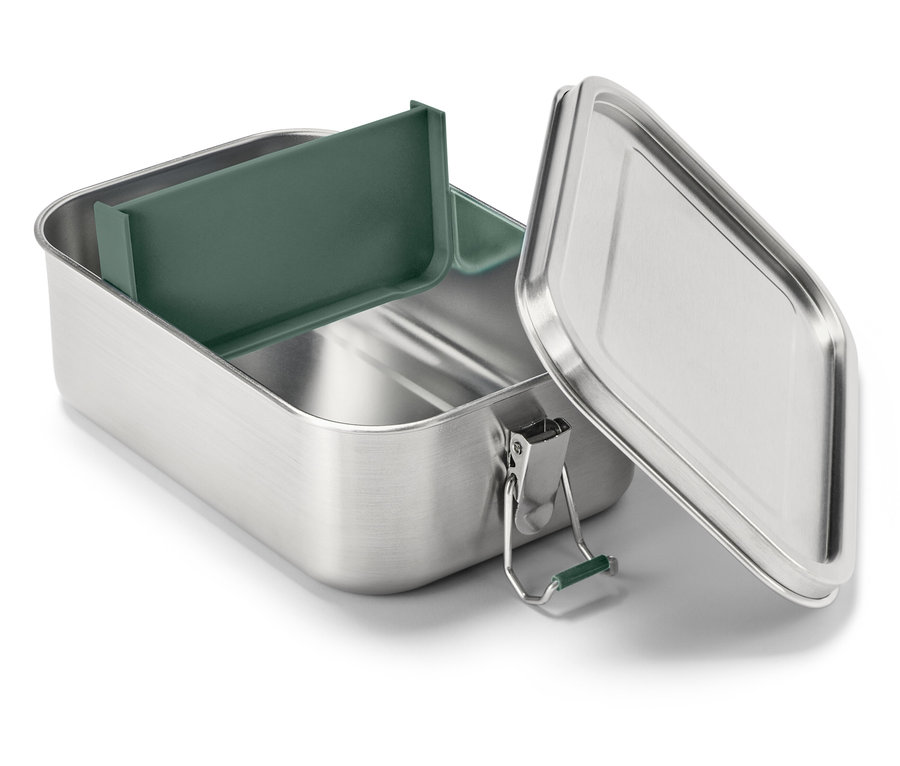 Boîte à lunch ouverte en acier inoxydable avec séparateur vert et couvercle.