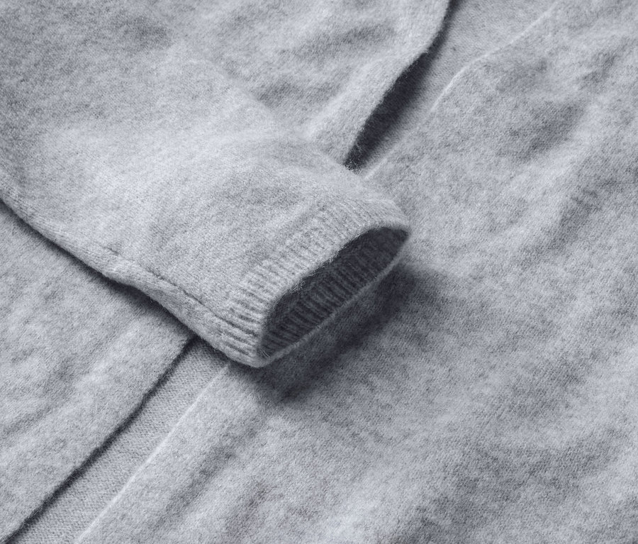 Gros plan sur un cardigan ouvert gris.