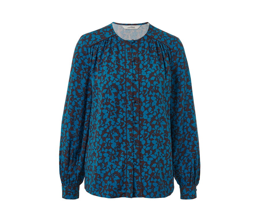 Blouse bleue à imprimé intégral.