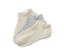 Gros plan de trois paires de socquettes pour enfants beiges et gris clair.