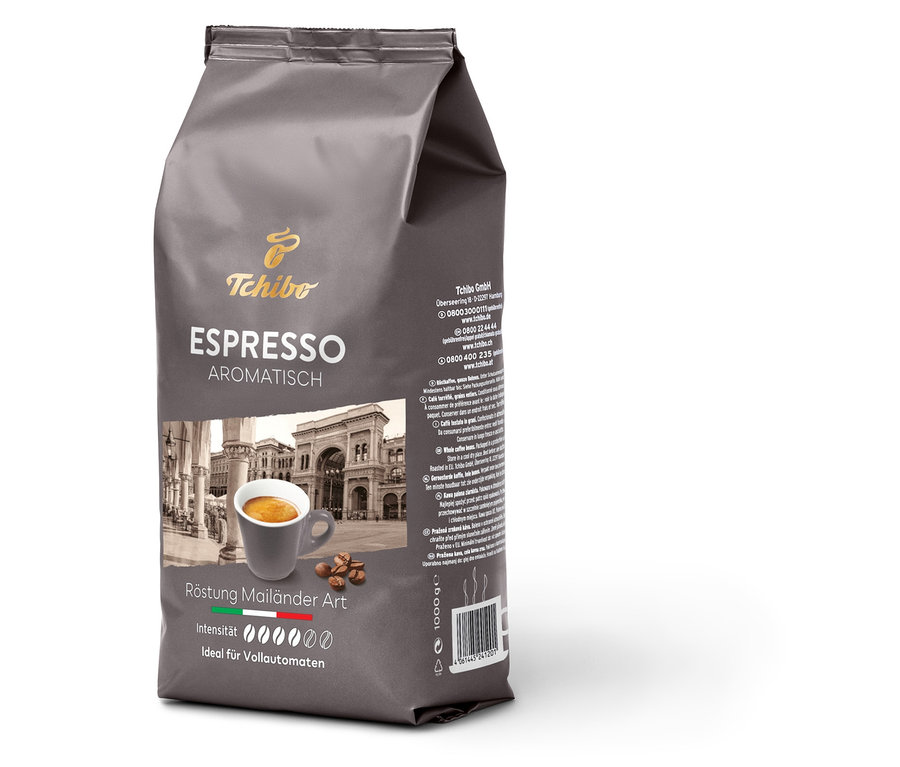 Un paquet de 1 kg de café expresso aromatique en grains Tchibo. Une tasse à café est illustrée sur l'emballage.