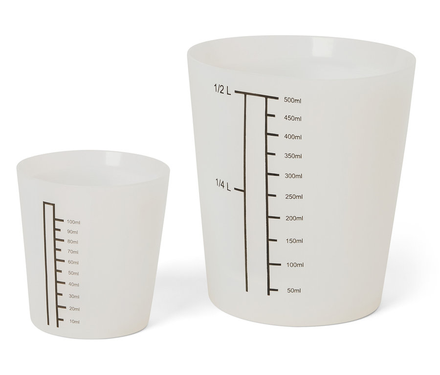 Deux tasses à mesurer blanches de différentes tailles avec des marques noires.