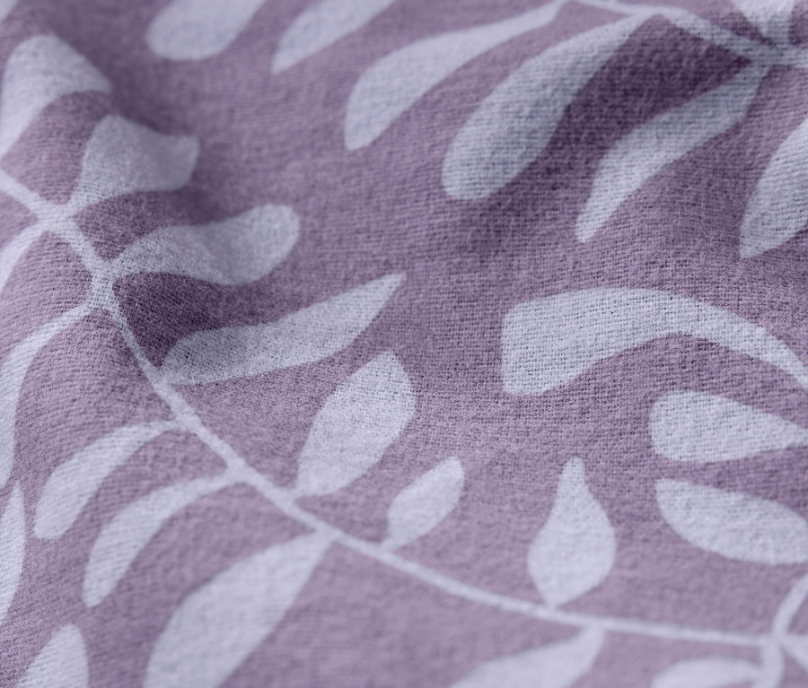 Gros plan d'un tissu violet avec un motif de feuilles blanches.