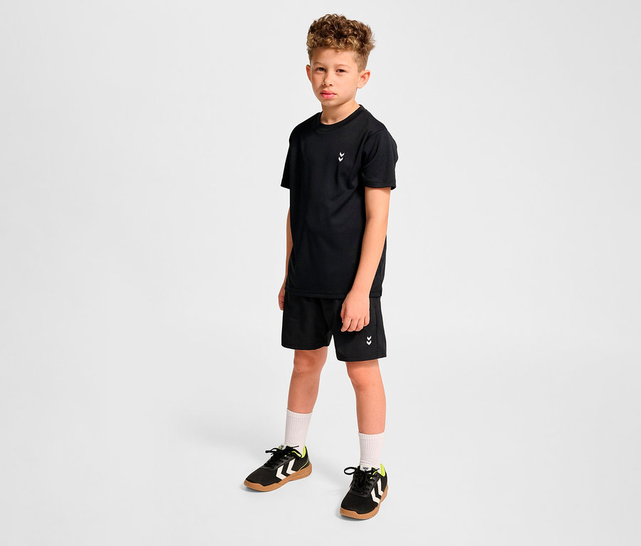 Garçon posant en t-shirt noir et short d’entraînement HUMMEL HMLJR Pulse noir.