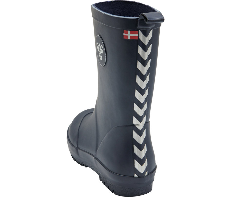 Une botte de pluie bleu foncé avec des chevrons blancs et un drapeau danois.