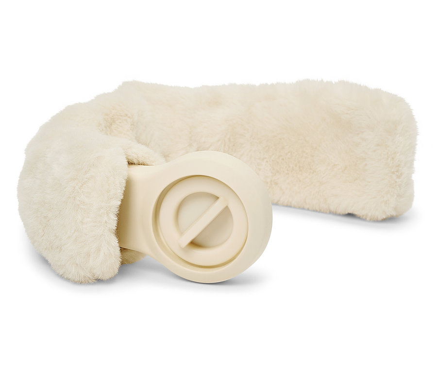 Un coussin chauffant en fausse fourrure couleur crème sur fond blanc.