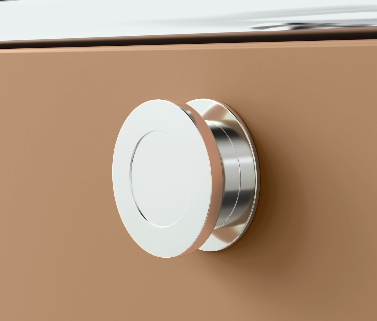 Détail d'une poignée ronde argentée sur un tiroir marron.