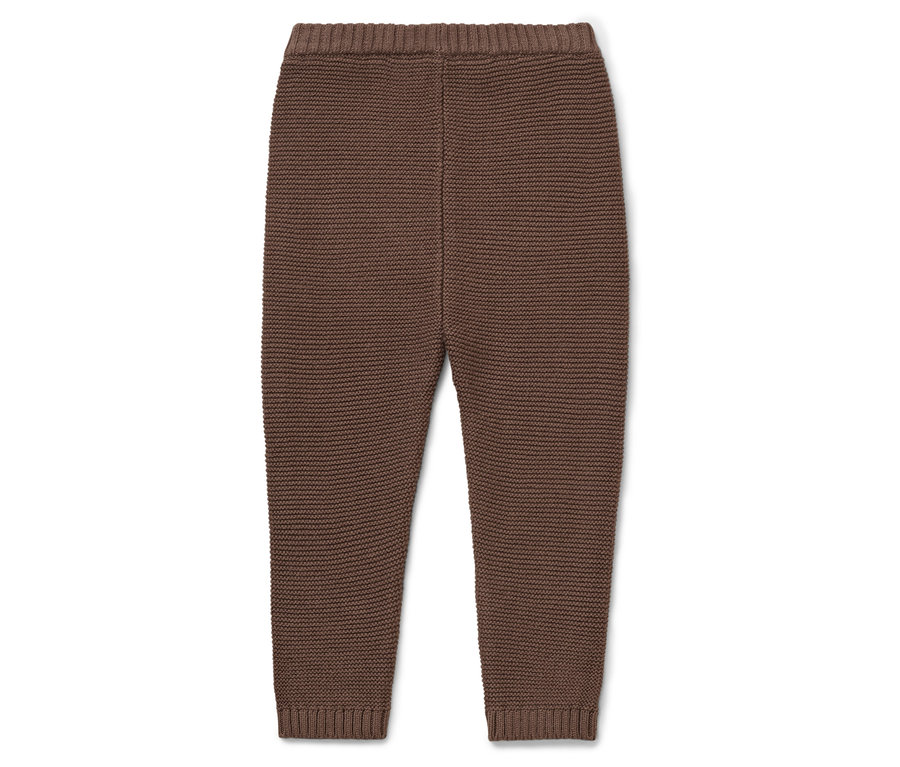 Pantalon marron tricoté sur fond blanc.