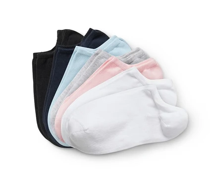 Sept paires de socquettes de sport de différentes couleurs.
