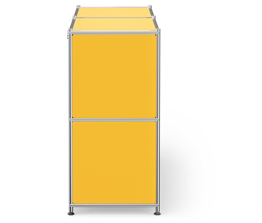 Armoire jaune avec cadre argenté sur fond blanc.