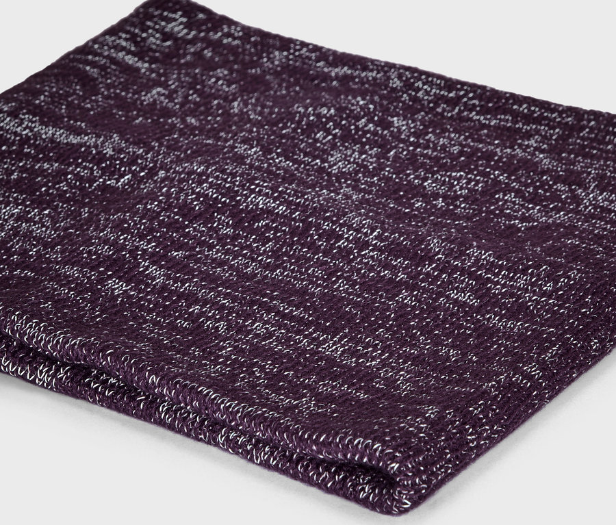 Un tour de cou tricoté violet.