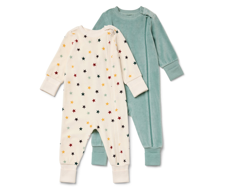 Deux pyjamas pour bébés. L'un est crème avec des étoiles et l'autre turquoise.