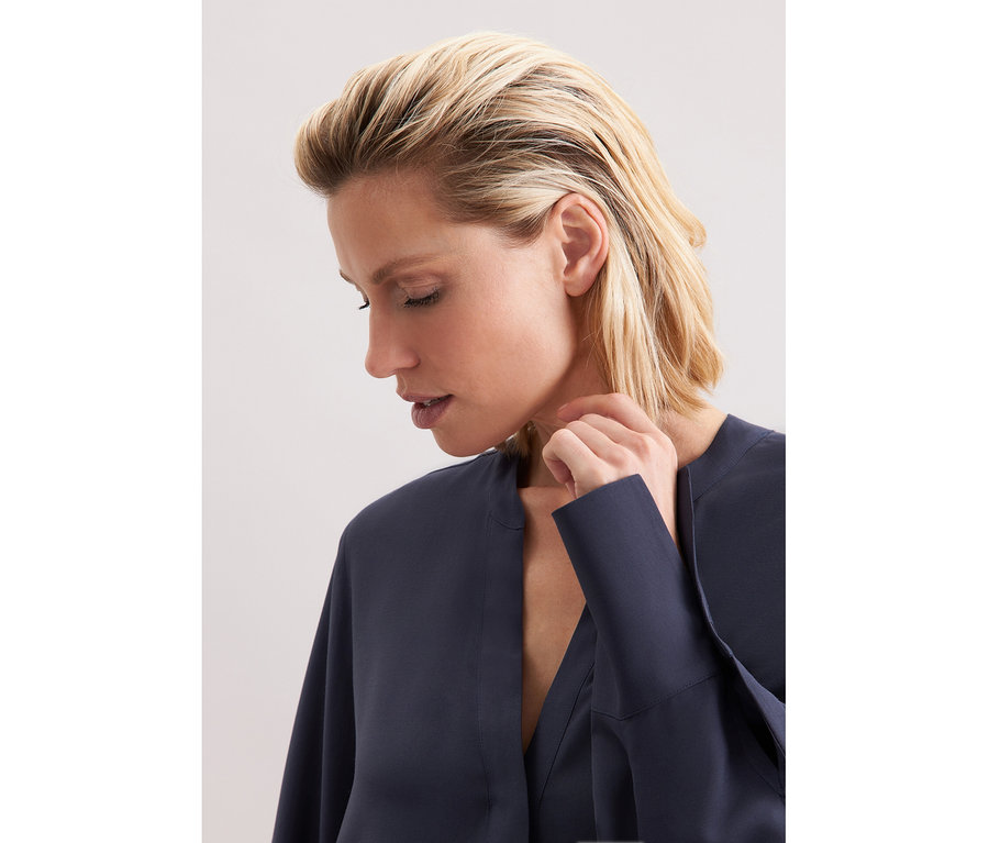 Femme portant une tunique en viscose bleu marine Seidensticker.