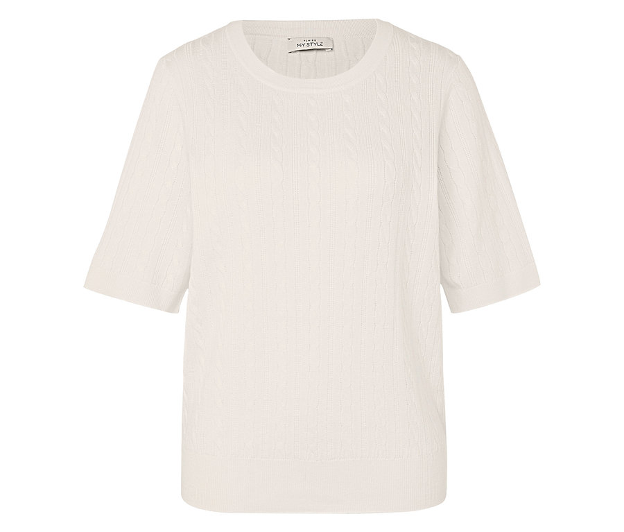 Un haut en tricot couleur crème avec un motif de torsades et des manches courtes.
